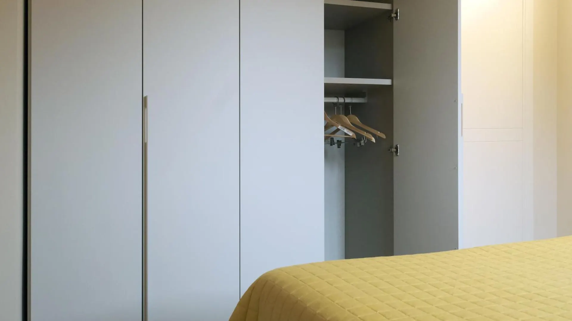 Comecasa 10 Minutes Walk From Duomo 2 Bedroom Apartment ミラノ 0*,  イタリア